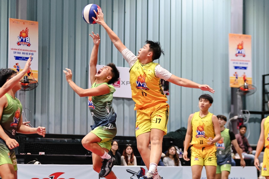 THPT Phan Huy Chú và Việt Đức mang đến nhiều pha bóng hấp dẫn