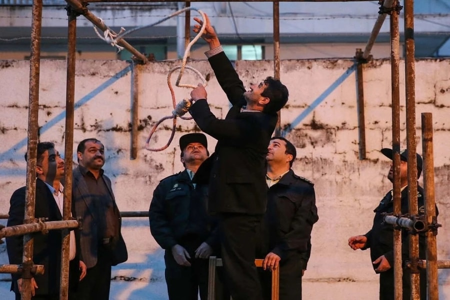 Iran tử hình công khai kẻ cưỡng hiếp