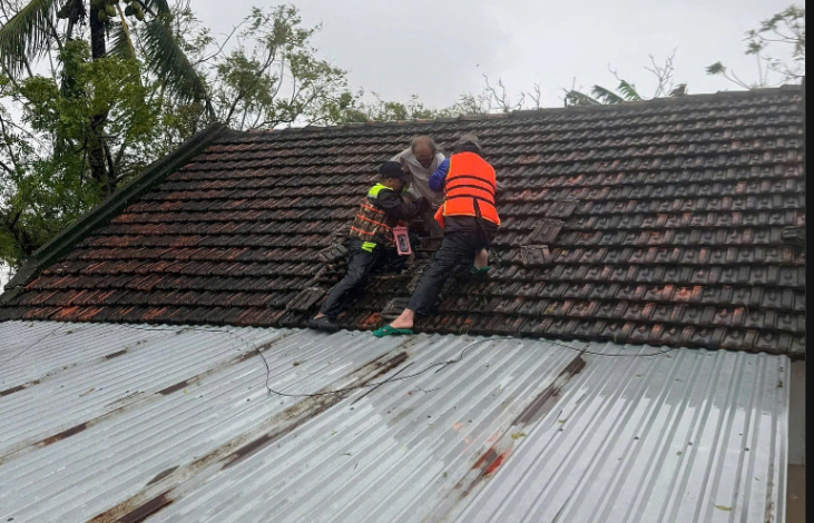 Vắng đàn ông trẻ - người già, phụ nữ, trẻ em làm sao sinh tồn trong đêm nước lên?