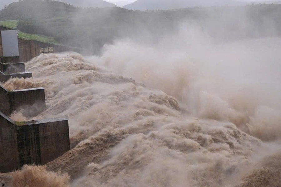 Nhiều tỉnh Nam Trung Bộ hạ mực nước hồ vì lo lũ mới