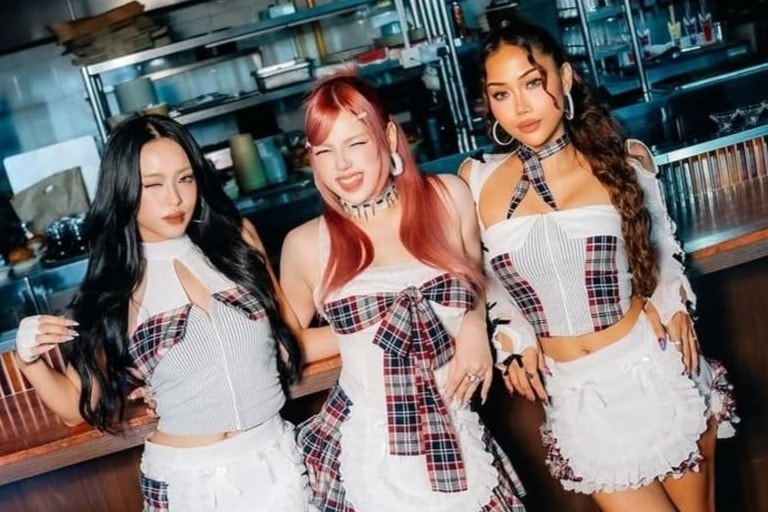 Nhóm nhạc nữ trả giá vì MV hở hang