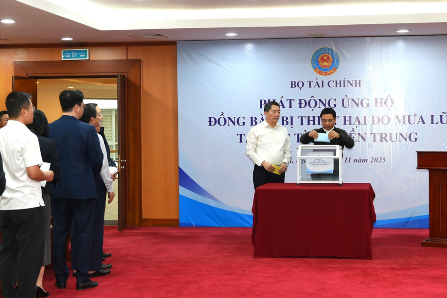 Ước tính 3,5 tỷ đồng đã được Bộ Tài chính quyên góp ngay tại Lễ phát động ủng hộ đồng bào vùng lũ