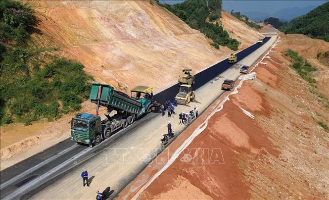 Khẩn trương triển khai thi đua cao điểm bứt phá hoàn thành thắng lợi nhiệm vụ năm 2025