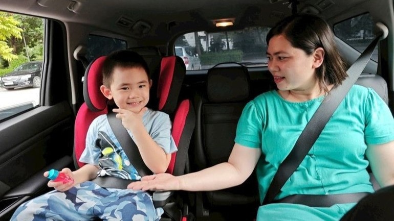 Ghế an toàn ô tô bắt buộc: Gia đình loay hoay, xe công nghệ lo hủy chuyến