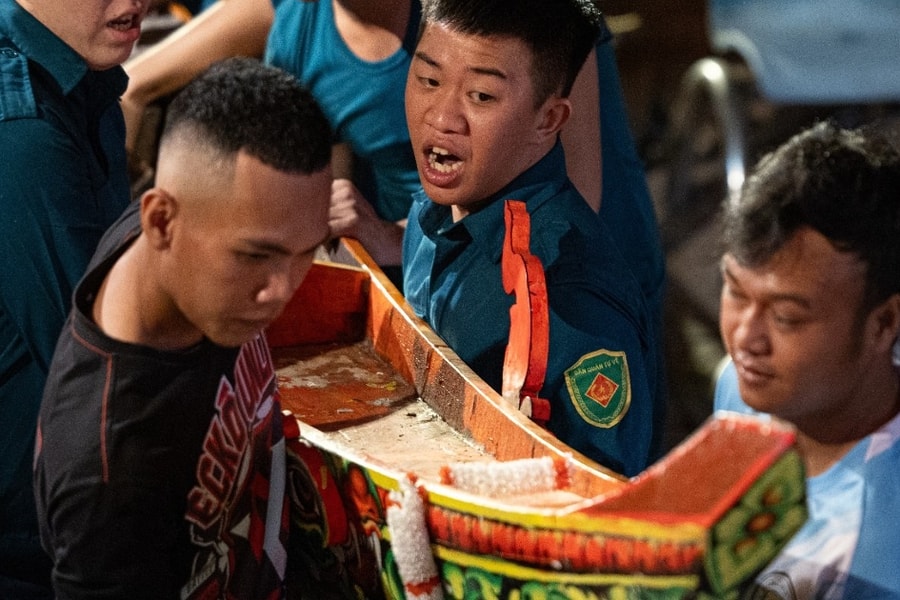 Xuyên đêm hạ thuỷ ghe ngo ở kênh Nhiêu Lộc, sẵn sàng cho lễ hội tại TPHCM