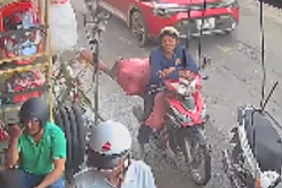 Đi giao dừa cho khách, người đàn ông vô cớ bị đạp ngã