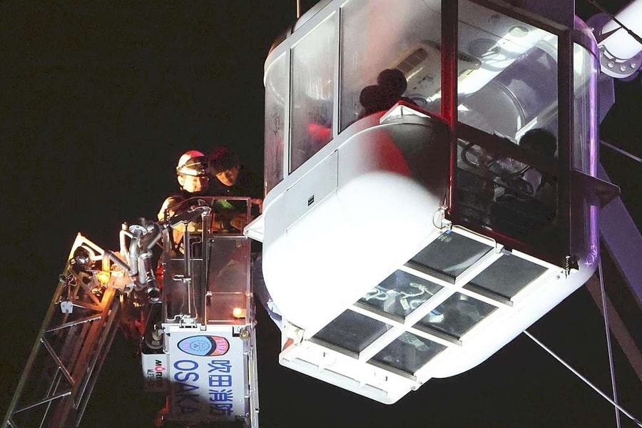 Khách mắc kẹt 9 giờ trên không vì sét đánh trúng vòng đu quay