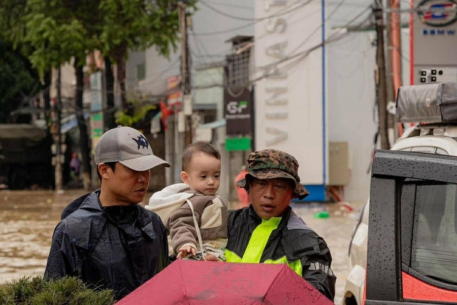 Người đàn ông mở trạm sạc dã chiến trong vùng lũ