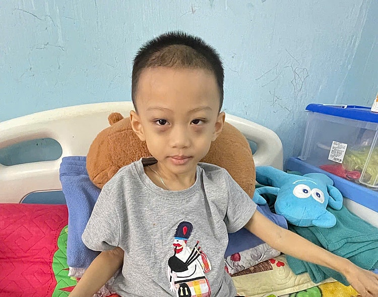 Cậu bé 4 tuổi chiến thắng ung thư di căn