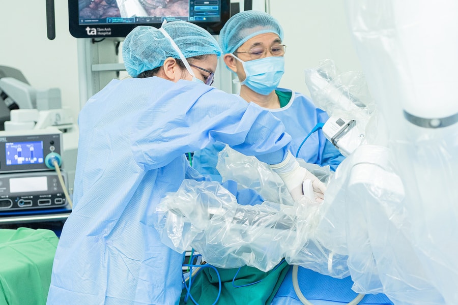 Ai có thể mổ u lồng ngực bằng robot?