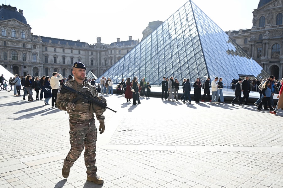 Pháp bắt thêm 4 người liên quan vụ cướp bảo tàng Louvre