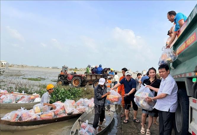 Trong tâm cơn 'đại hồng thủy' - Bài 3: Nước lũ rút, tình người dâng cao