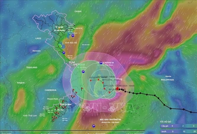 Ảnh hưởng bão số 15, giữa Biển Đông biển động dữ dội