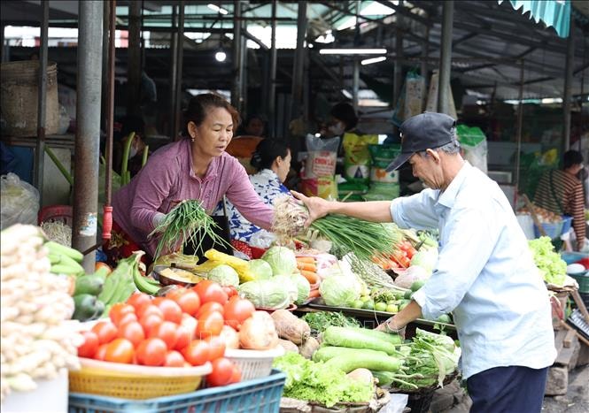 Khánh Hòa: Bình ổn thị trường hàng hóa thiết yếu, rau xanh sau lũ lụt