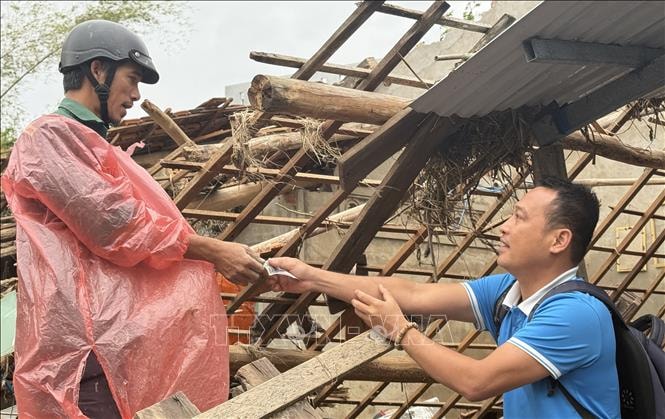 Hỗ trợ kinh phí giúp đồng bào miền Trung và Tây Nguyên sớm vượt qua khó khăn