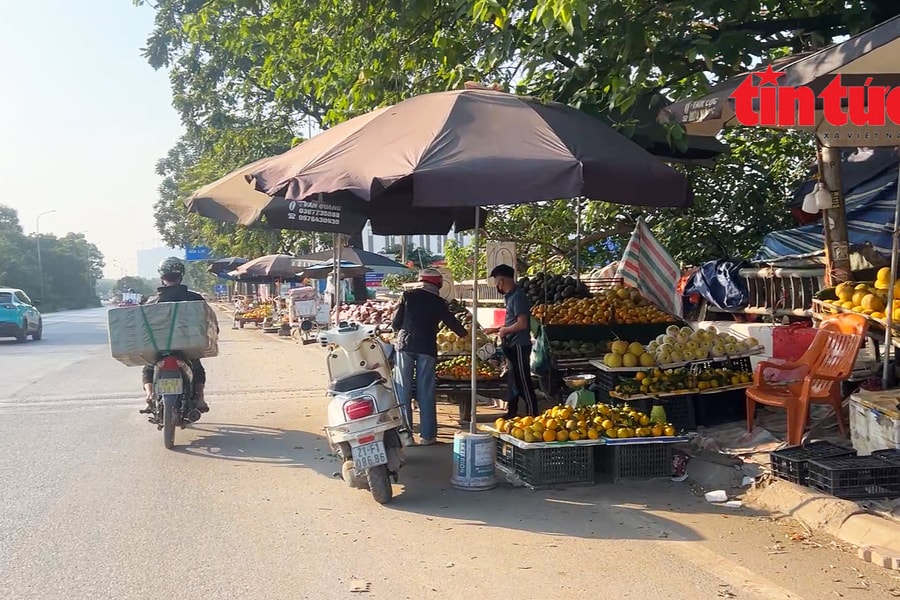 Tiểu thương căng ô dù 'lập chợ' trên Đại lộ Thăng Long