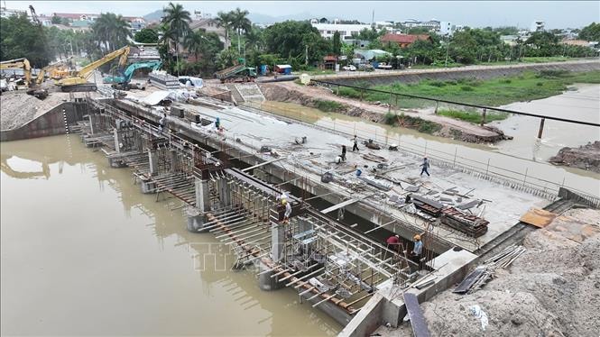 Xây dựng các kịch bản và chủ động vận hành hạ thấp mực nước đón lũ