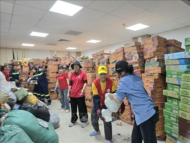 Liên tục các chuyến hàng cứu trợ từ đất Mỏ vào vùng lũ Lâm Đồng