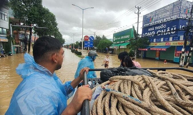 Khách nước ngoài kể giây phút cứu trợ ở vùng lũ Nha Trang