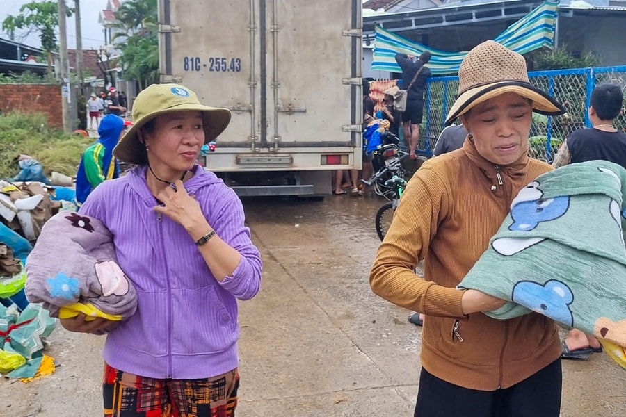 Đỡ đầu sinh viên khó khăn sau lũ