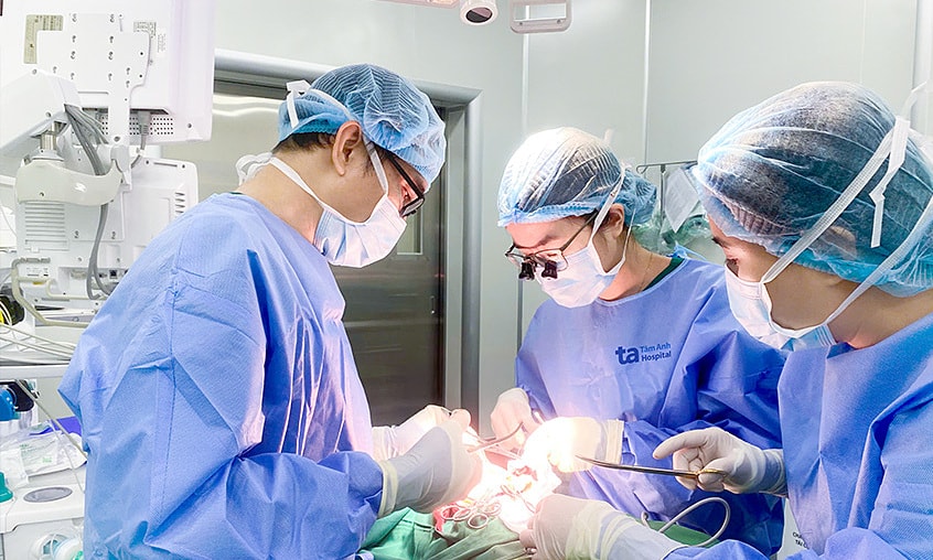 Mổ triệt căn ung thư da kết hợp tạo hình mũi