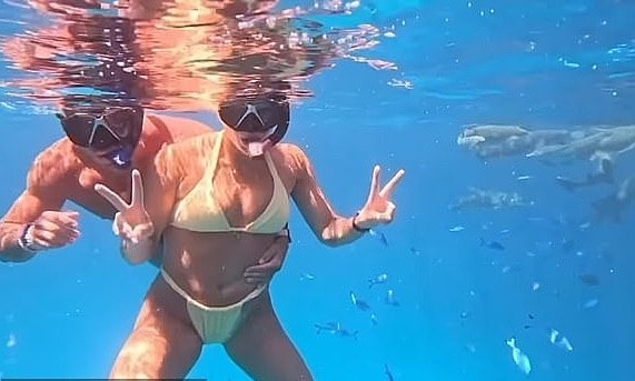 Sabalenka bơi cùng cá mập ở Brazil