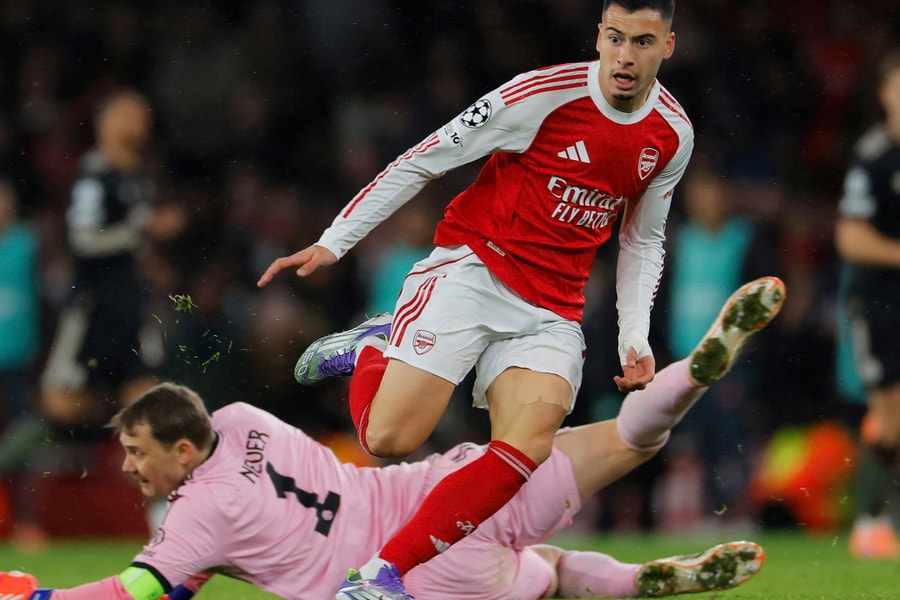 Neuer bị chế giễu khi lên giữa sân trong trận thua Arsenal