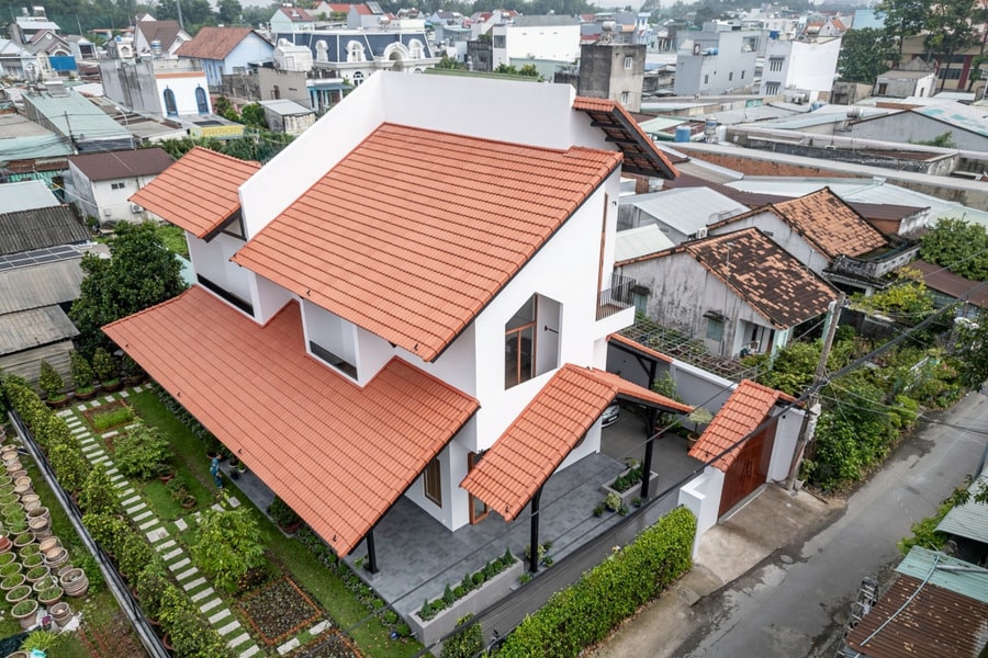 Nhà mái ngói hiện đại 460 m2 con gái xây cho bố mẹ dưỡng già