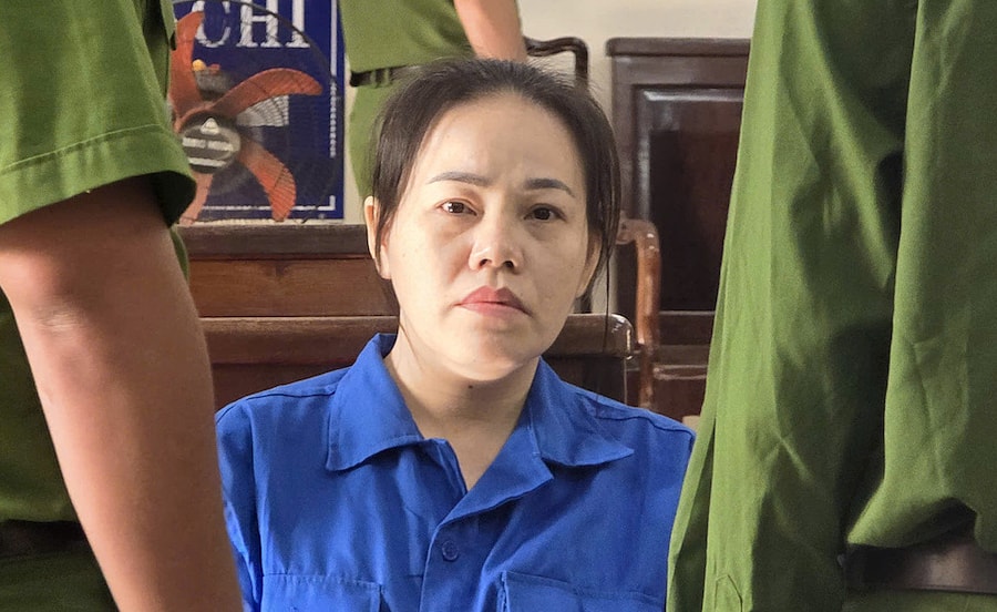 Kẻ hạ độc 4 người thân bằng xyanua khóc khi nghe cáo trạng