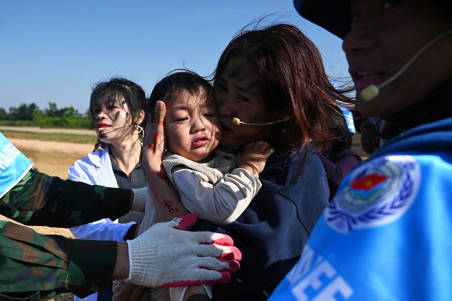 Quân nhân Việt - Ấn diễn tập phá mìn, cứu hộ động đất