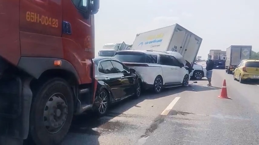 6 ôtô tông liên hoàn trên cao tốc Trung Lương