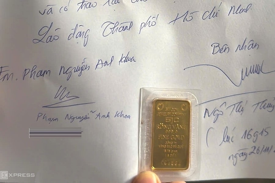 Sinh viên nhặt được 5 chỉ vàng khi soạn đồ cứu trợ vùng lũ