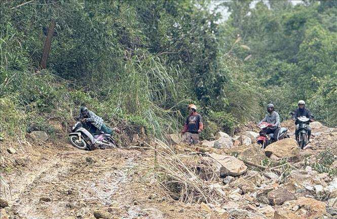 Sạt lở nhiều tuyến đường ở xã miền núi Phú Mỡ (Đắk Lắk)