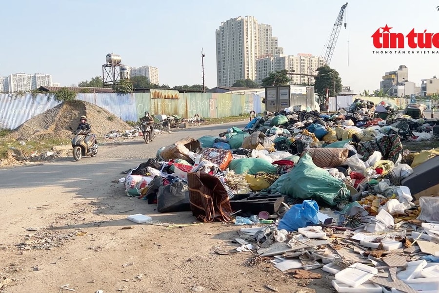 Rác thải chất đống, bốc mùi xú uế ở khu đô thị Nam An Khánh Hà Nội