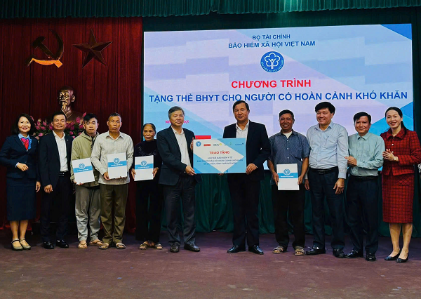 Trao tặng miễn phí sổ BHXH, thẻ BHYT cho người có hoàn cảnh khó khăn tại vùng lũ