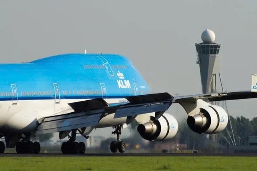 Máy bay đang lăn bánh, cửa thoát hiểm đột ngột mở tung: Nguyên nhân bất ngờ