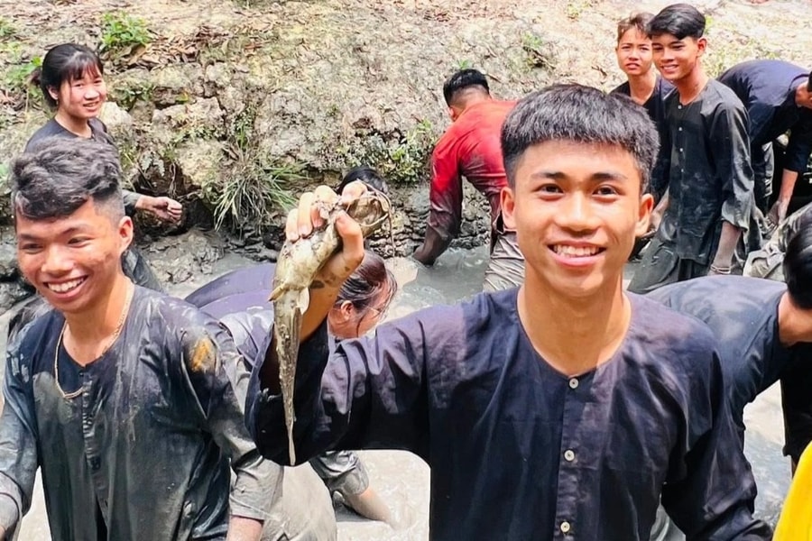 Du khách du lịch miền Tây: Tát mương, bắt cá, tìm lại vị quê xưa