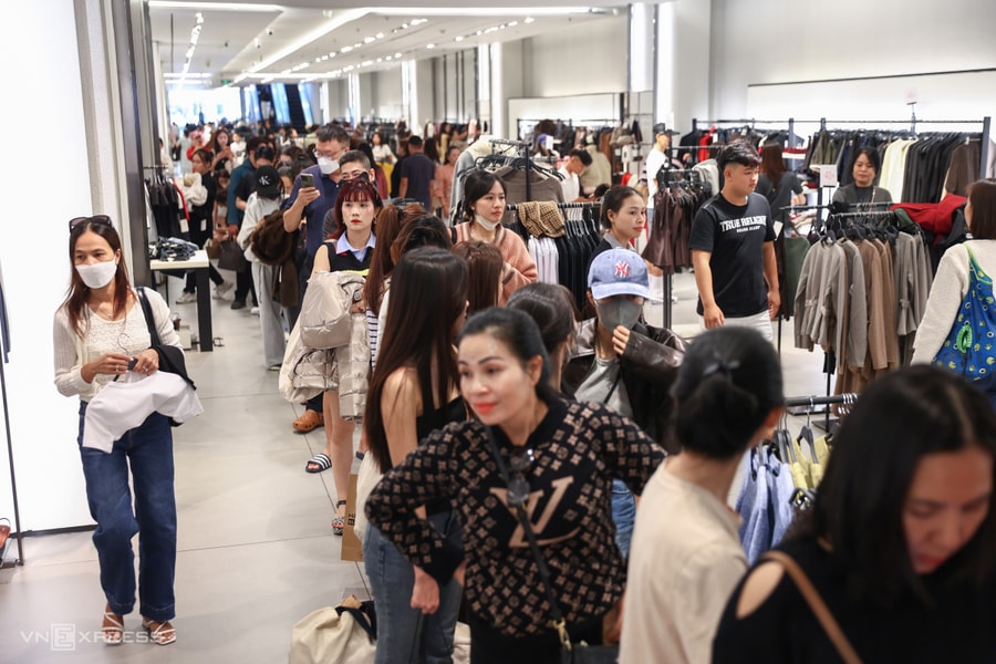 Đông nghịt người đến trung tâm thương mại săn hàng giảm giá Black Friday