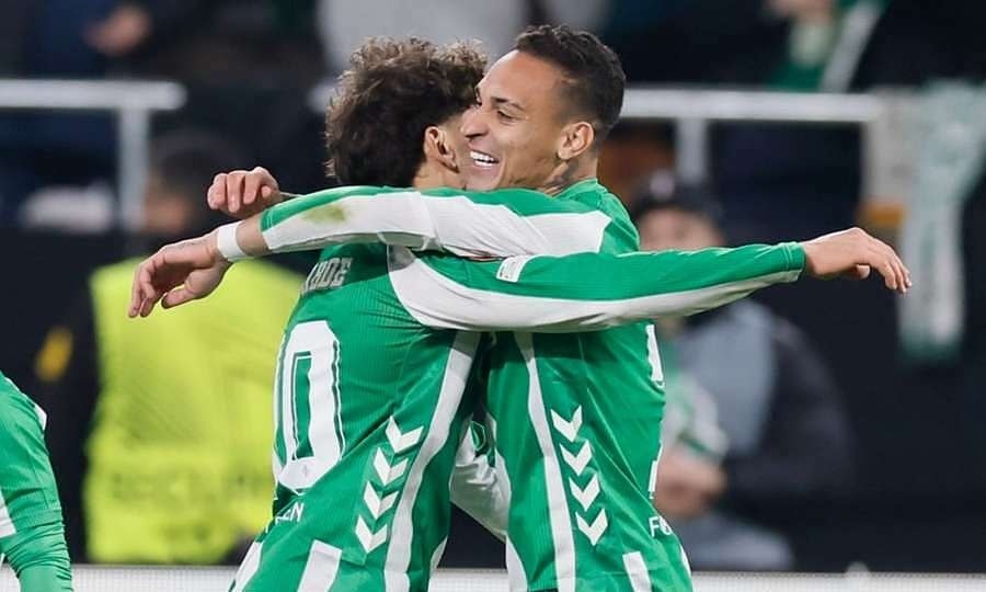 Đội của Antony thủng lưới từ cú lốp bóng giữa sân