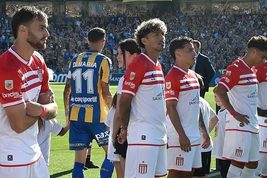 Đội bóng Argentina bị phạt nặng vì quay lưng chào nhà vô địch