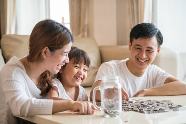 Vợ chồng rơi vào vòng xoáy 'ai giỏi tài chính thì ôm hết lương'