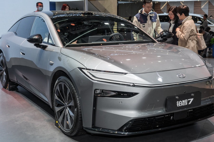 Toyota bZ7 - sedan cỡ lớn lắp môtơ điện Huawei