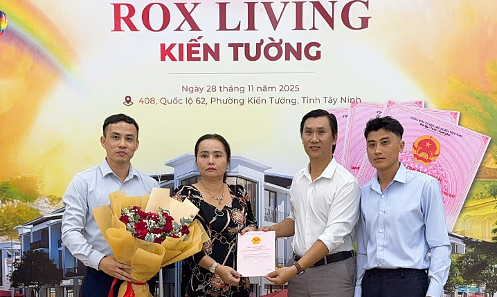 Cư dân ROX Living Kiến Tường nhận sổ hồng