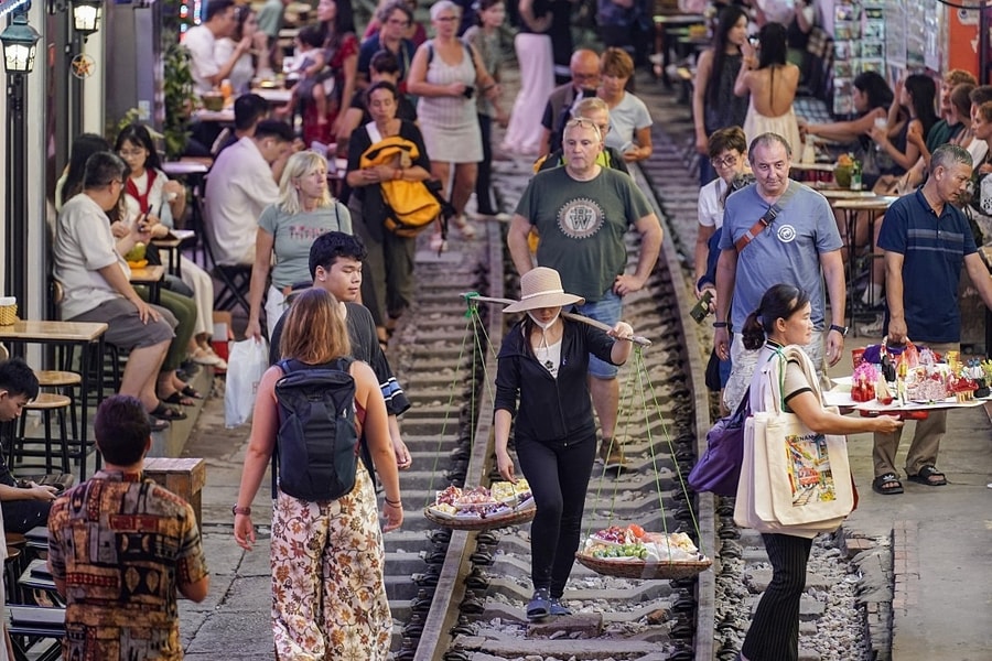 Nỗi ngán ngẩm cà phê đường tàu Hà Nội tấp nập sau hai ngày bị giải tỏa