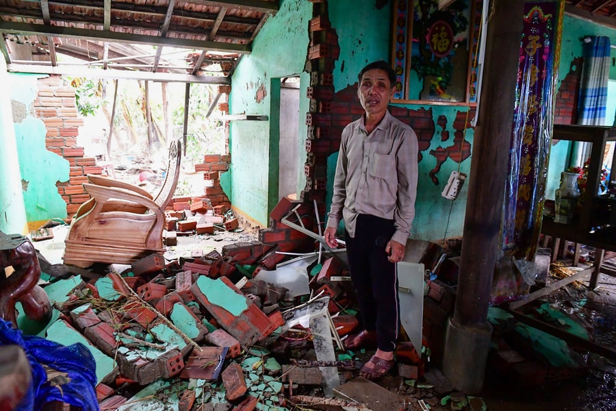 Bộ đội xây sửa nhà cho người dân vùng lũ