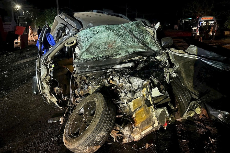 Xe khách va chạm ôtô, hai người chết