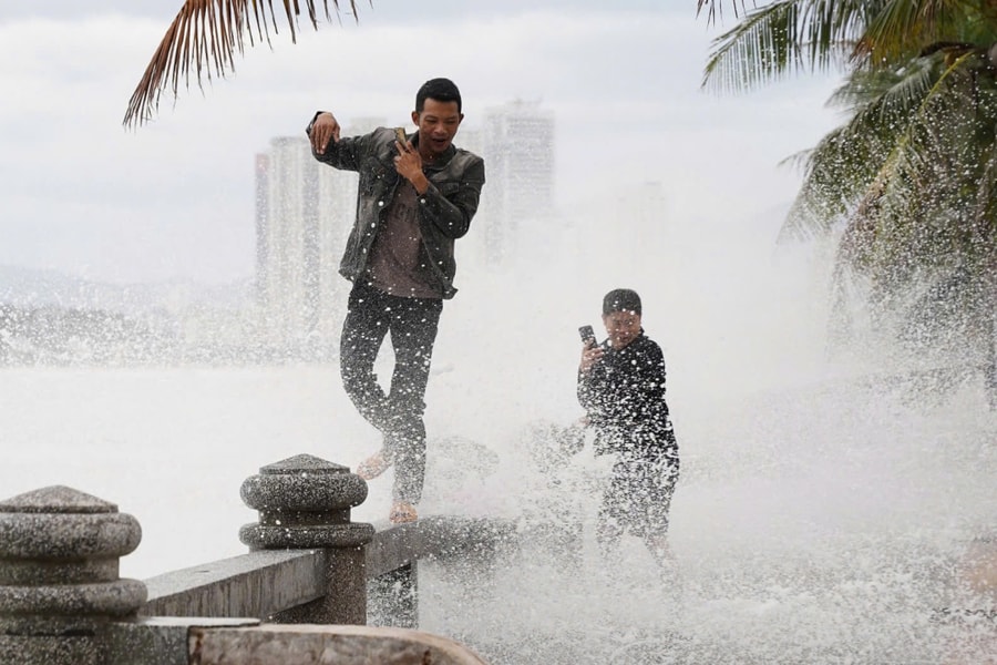 Sóng 4-5 m tràn vào bờ biển Nam Trung Bộ