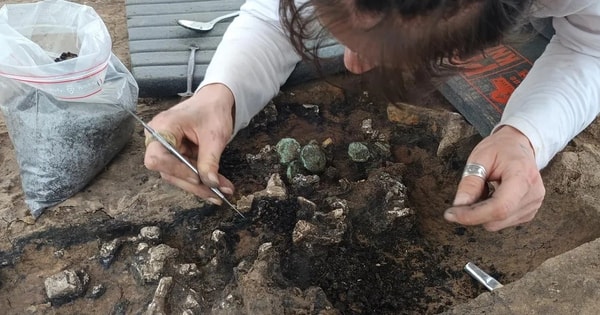 Khai quật ngôi mộ cổ, tìm thấy "kho báu" bằng vàng quý giá