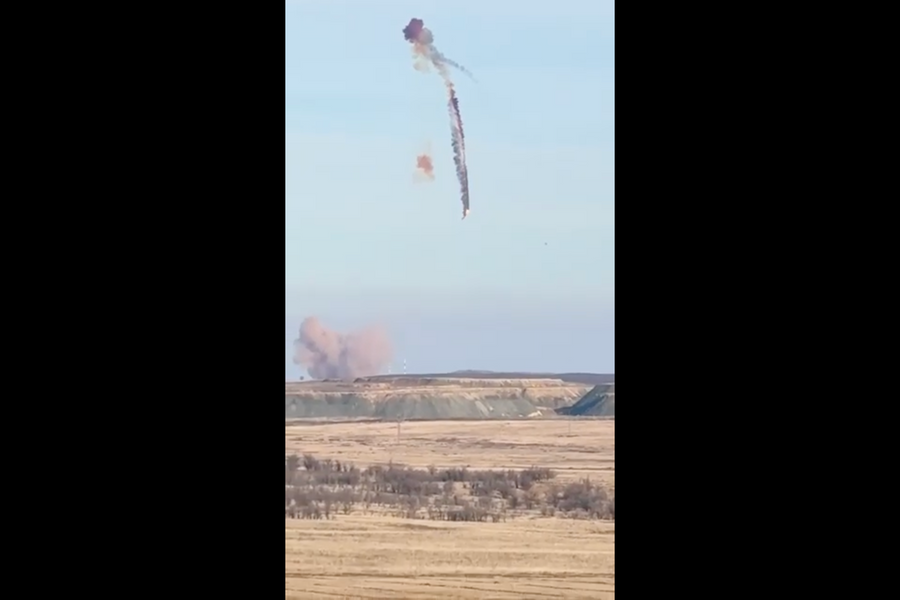 Khoảnh khắc tên lửa đạn đạo Nga rơi và phát nổ ngay khi rời bệ phóng