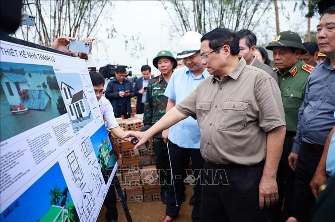 Thủ tướng yêu cầu phát động chiến dịch thần tốc xây sửa nhà cho người dân bị thiệt hại do mưa lũ